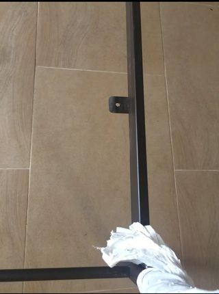 Cama con dosel de metal con cortinas