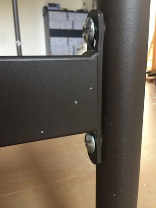 Cama con dosel de metal con cortinas