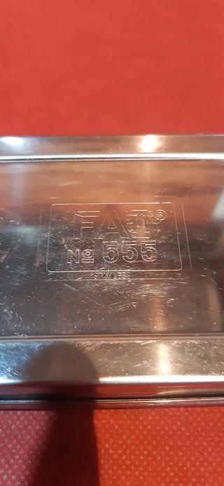 Pitillera antigua con diseño llamativo