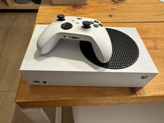 Xbox Series S Blanca
incluye mando, cables y caja.