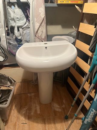 Lavabo con pie de cerámica
