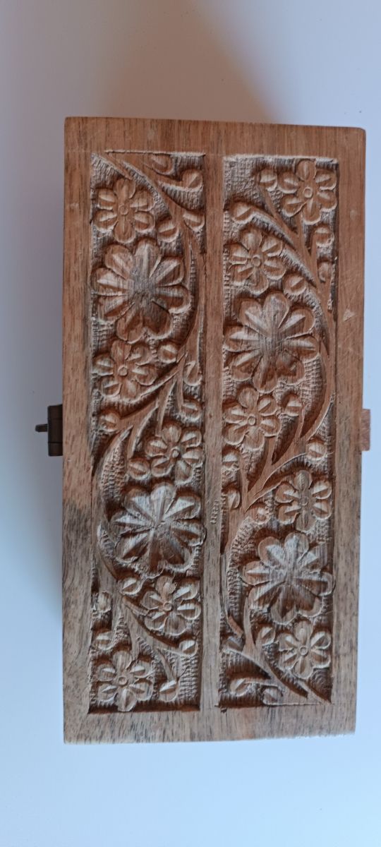 Portagioie in legno intagliato