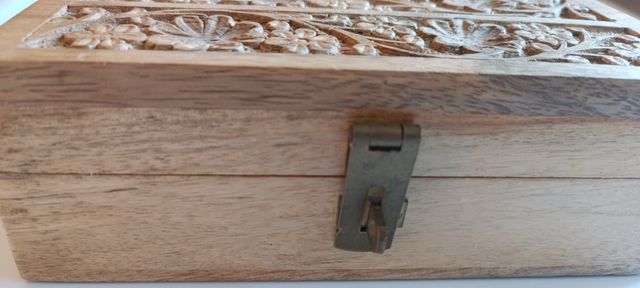 Portagioie in legno intagliato