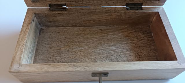 Portagioie in legno intagliato