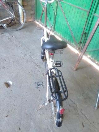 Bicicleta de paseo blanca con cambio
