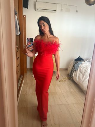 Vestido de fiesta rojo con plumas