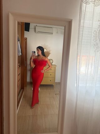Vestido de fiesta rojo con plumas