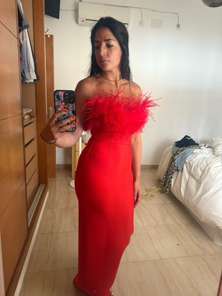 Vestido de fiesta rojo con plumas