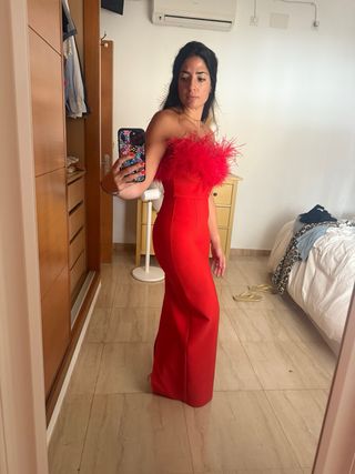 Vestido de fiesta rojo con plumas