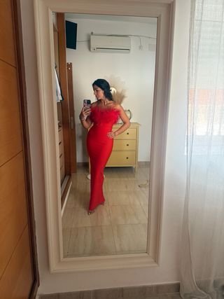 Vestido de fiesta rojo con plumas