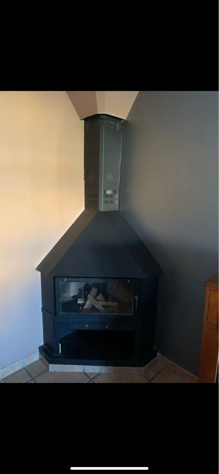 Chimenea de esquina negra y gris