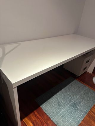 Escritorio blanco moderno en perfecto estado