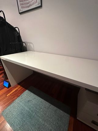 Escritorio blanco moderno en perfecto estado