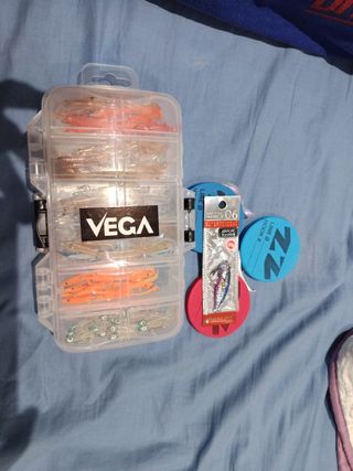 Caja señuelos pesca spinning VEGA