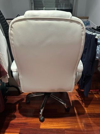 Silla de escritorio blanca en muy buen estado