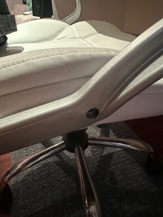 Silla de escritorio blanca en muy buen estado