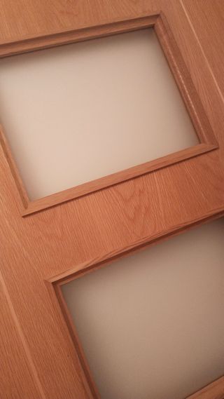 Puerta doble de madera con cristal