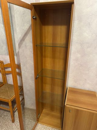 Mueble vitrina de madera y cristal