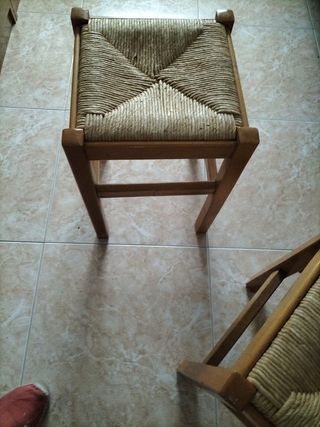 Taburete de madera y mimbre.