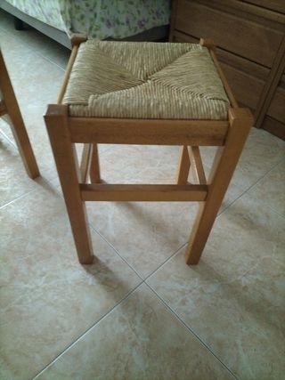 Taburete de madera y mimbre.