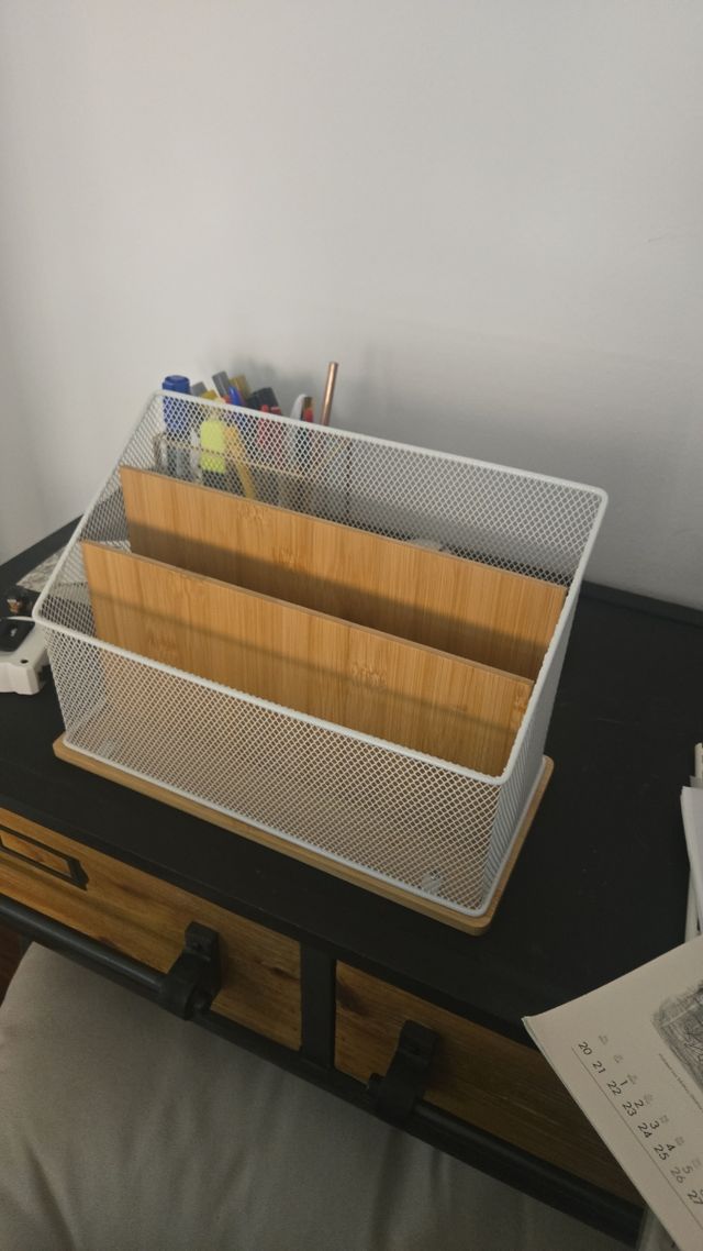 Organizador de escritorio blanco y madera