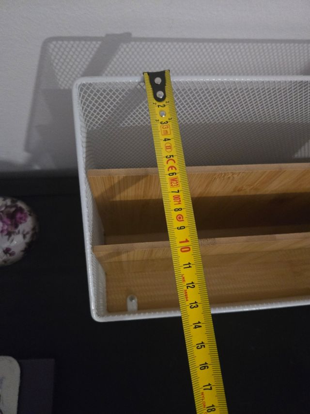 Organizador de escritorio blanco y madera