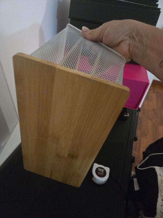 Organizador de escritorio blanco y madera