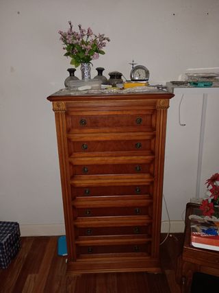 Cómoda de madera con detalles dorados