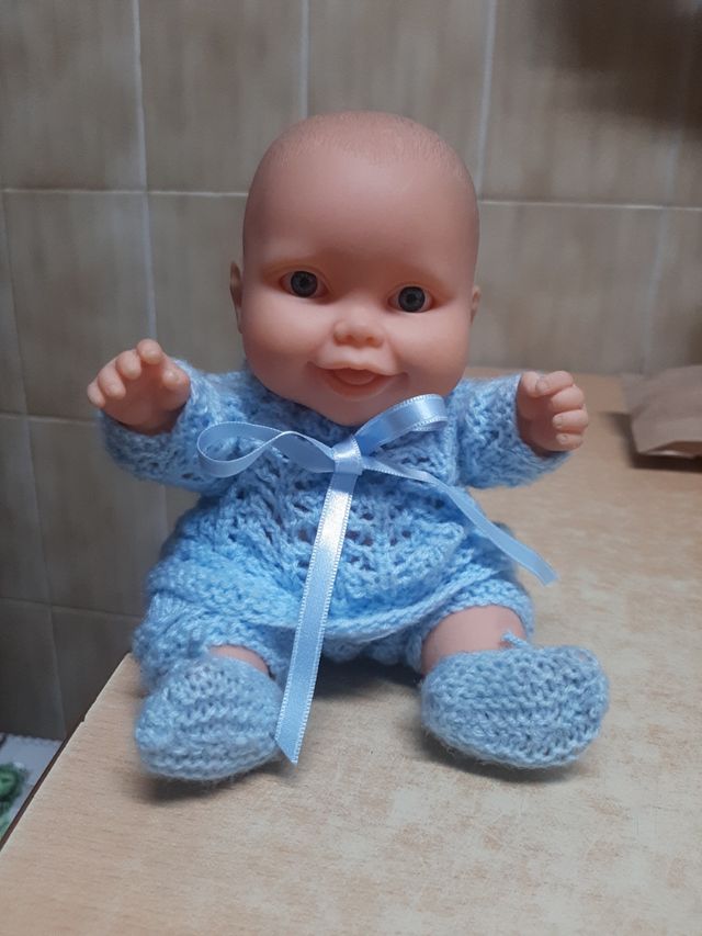 Muñeco bebé con ropa tejida a mano