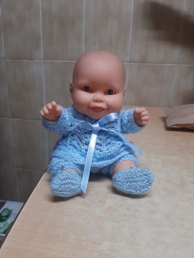 Muñeco bebé con ropa tejida a mano