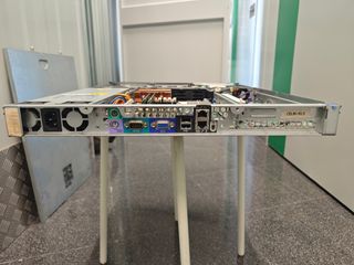 Dell Poweredge SC1425 - Sin RAM, HD, Procesador