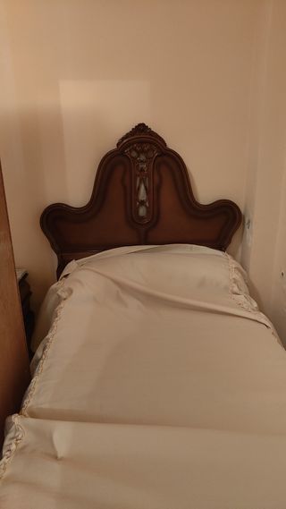 Cama de madera marrón