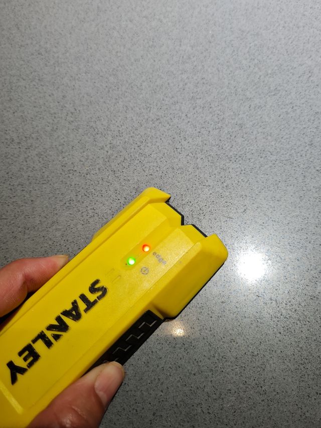 Detector Stanley de madera y metal.