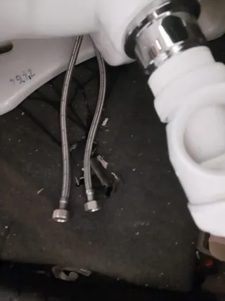 Lavabo marca Zoom con grifo marca roca