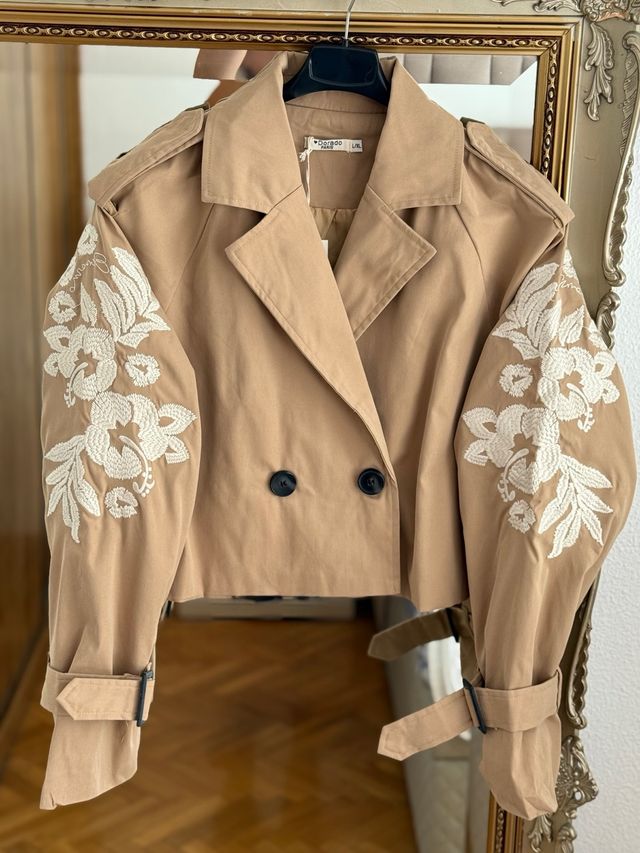 Trench corto beige ricamato Taglia L
