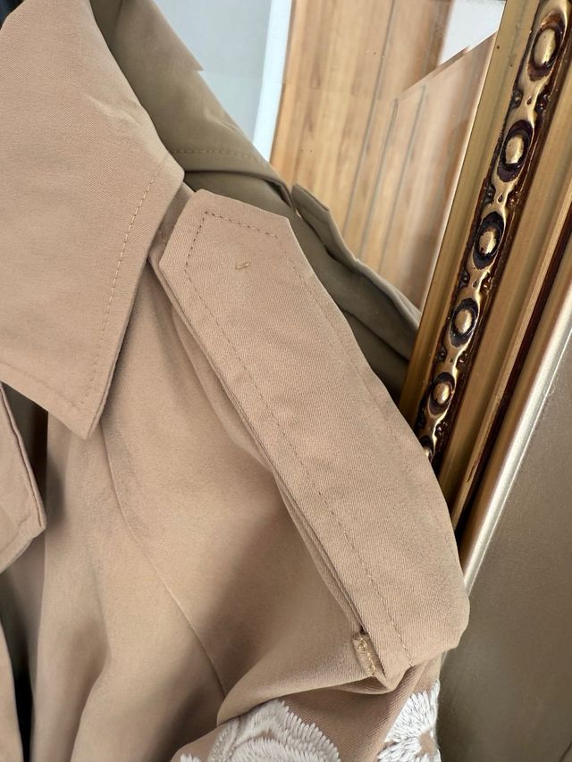 Trench corto beige ricamato Taglia L