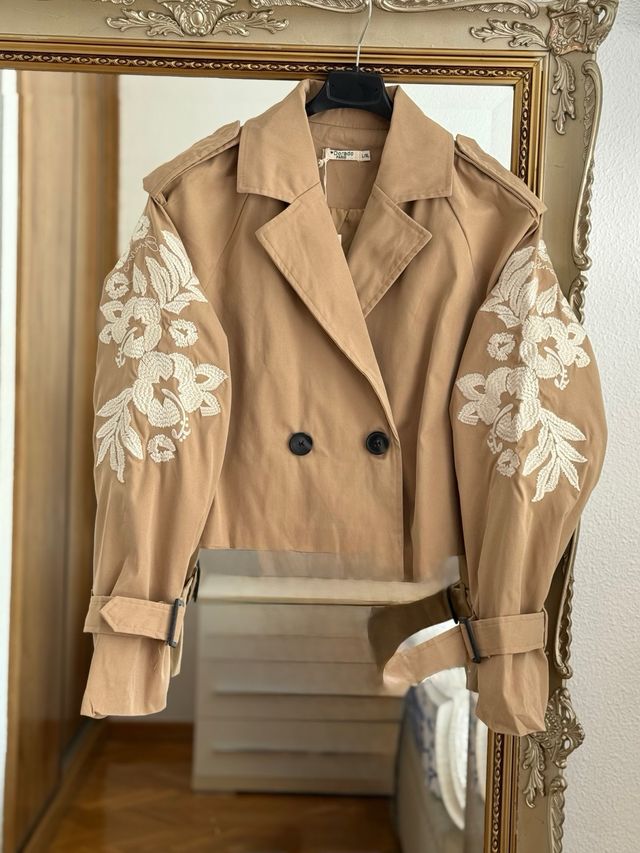 Trench corto beige ricamato Taglia L