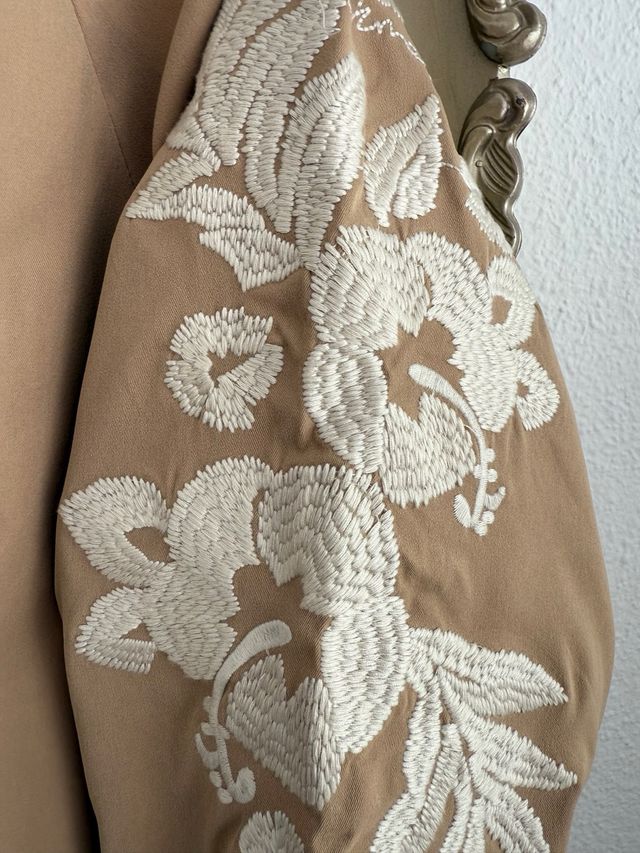 Trench corto beige ricamato Taglia L