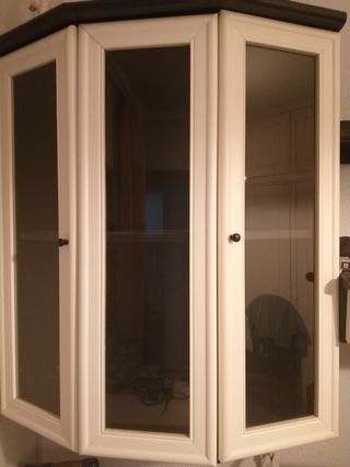Vitrina de cristal y madera