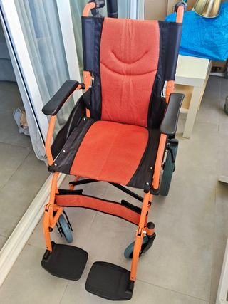Silla de ruedas naranja plegable