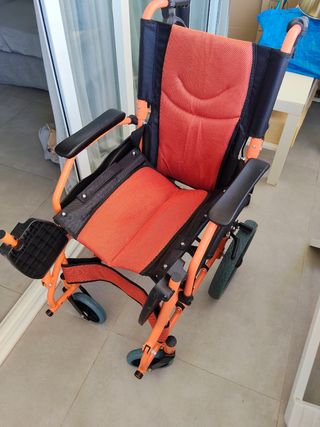 Silla de ruedas naranja plegable