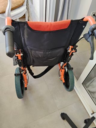 Silla de ruedas naranja plegable