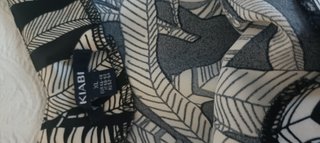 Top negro con estampado de hojas