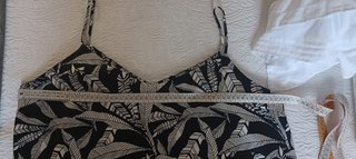 Top negro con estampado de hojas