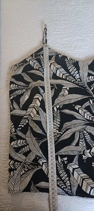 Top negro con estampado de hojas