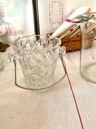 Raffreddatore vintage in vetro intagliato con manico in metallo