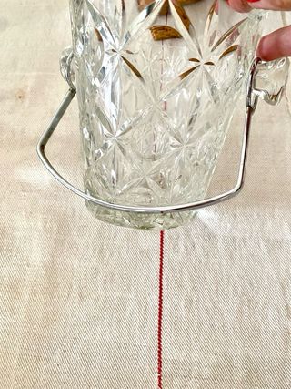 Raffreddatore vintage in vetro intagliato con manico in metallo