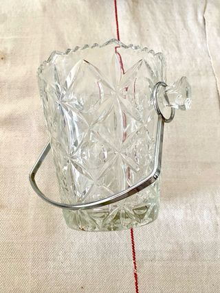 Raffreddatore vintage in vetro intagliato con manico in metallo