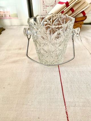 Raffreddatore vintage in vetro intagliato con manico in metallo