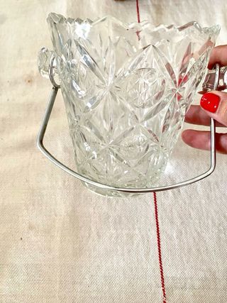 Raffreddatore vintage in vetro intagliato con manico in metallo